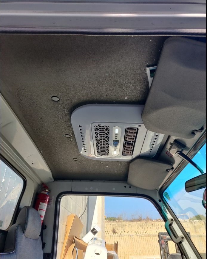Unidad de aire acondicionado instalada en techo de cabina vehicular