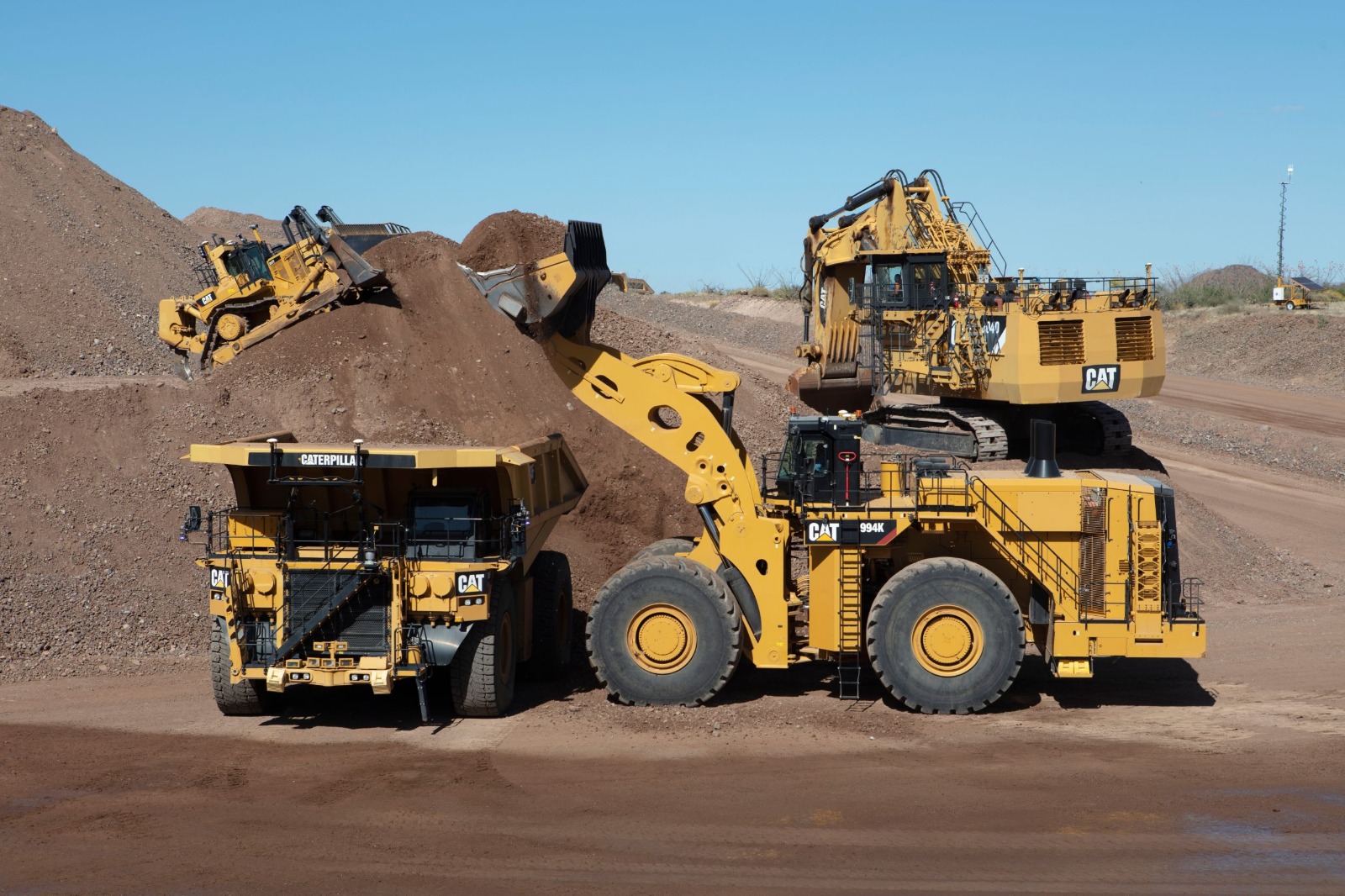 Operación de cargador frontal CAT 994K con camión CAEX en faena minera