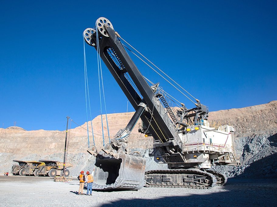 Pala de cable gigante con trabajadores de minería para escala